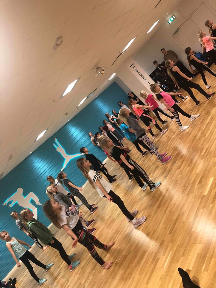 Barn dansar i DAs lokaler